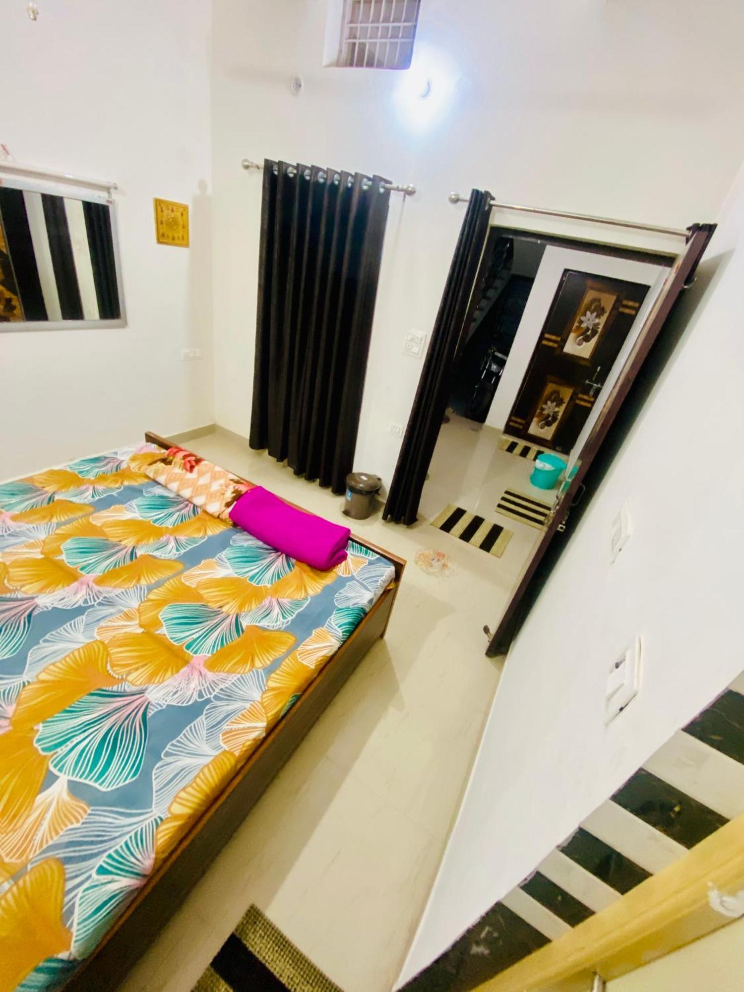 Vrindāvan Nirupam Sadan Homestay מראה חיצוני תמונה